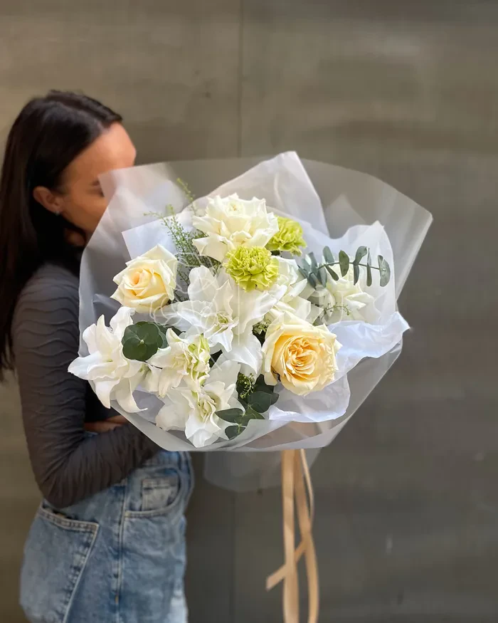 Заказать Букет "Толганай" из роз, пионовидных роз и лилий в Алматы