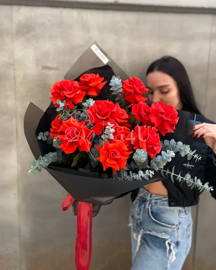 Заказать Моно букет из роз с эвкалиптом "Диляра" в Алматы