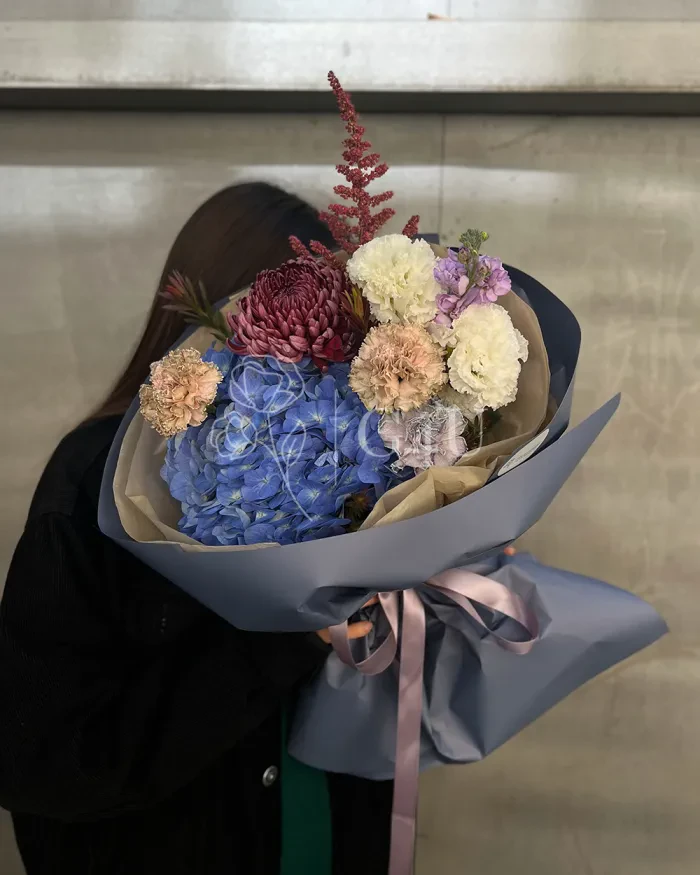 Заказать Букет "Камшат" из гортензии, гвоздик и лизиантусов в Алматы