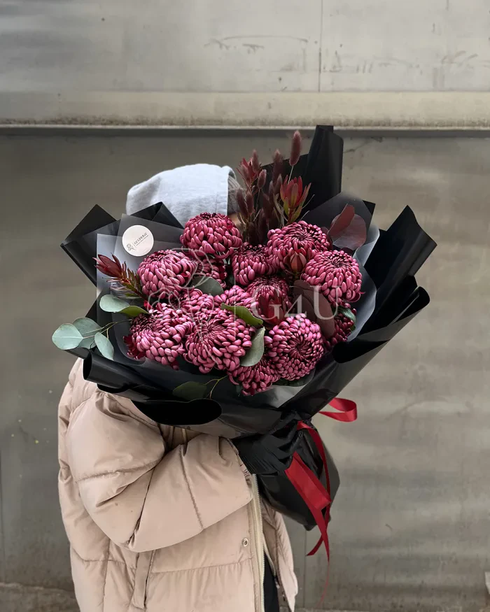 Заказать Моно букет "Софья" из 15 хризантем с эвкалиптом в Алматы