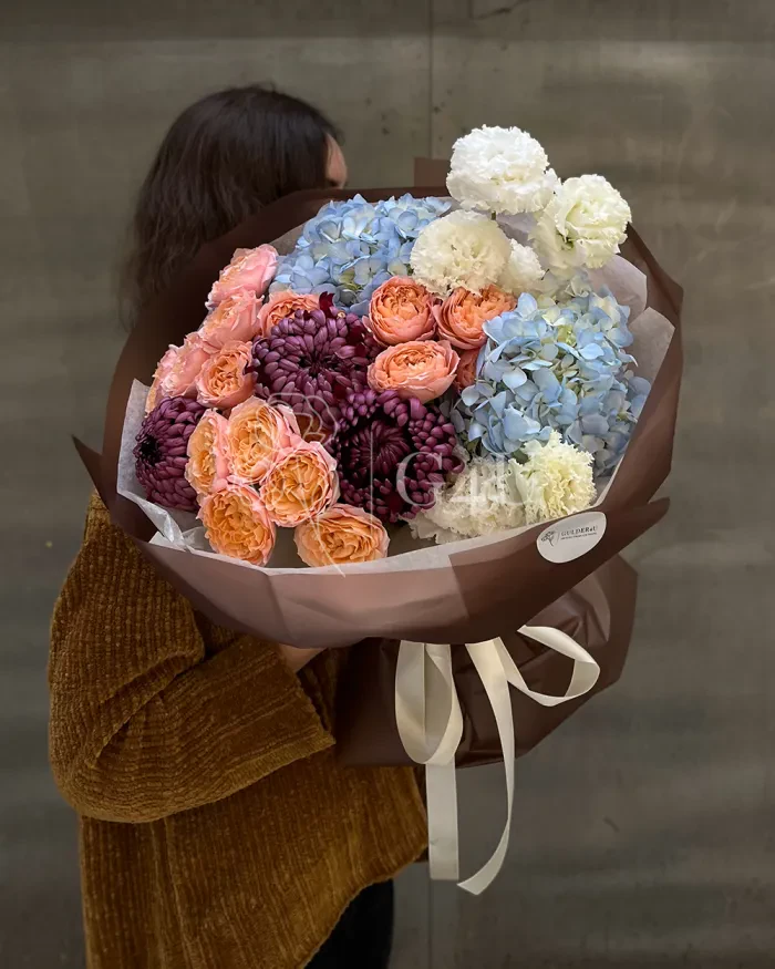 Заказать Букет "Зумрат" из спрей роз, гортензий и лизиантусов в Алматы