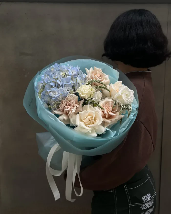 Заказать Букет "Макпал" из роз, гортензии и лизиантусов в Алматы