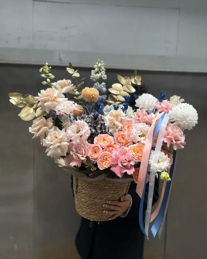 Заказать Букет "Фелиция" из роз, спрей-роз и лизиантусов в Алматы