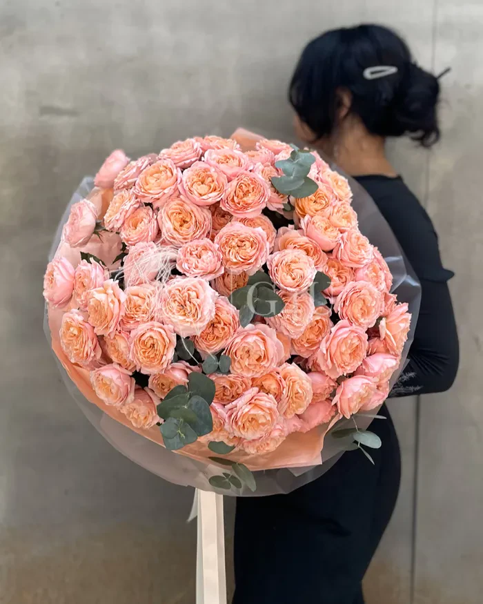 Заказать Моно букет из пионовидных спрей-роз джульетта в Алматы