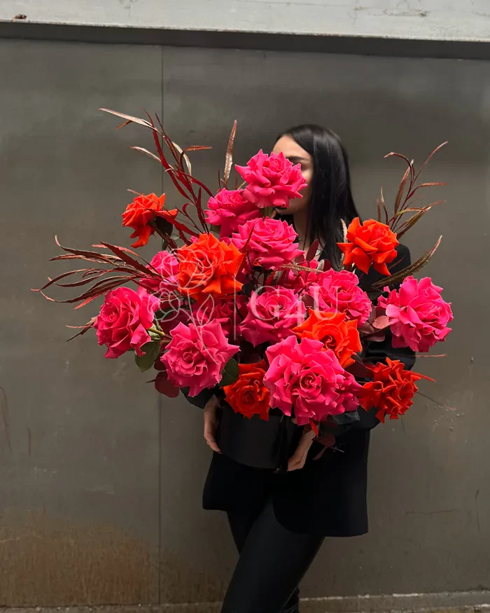 Заказать Моно букет из 23 красных роз в коробке "Мелисента" в Алматы