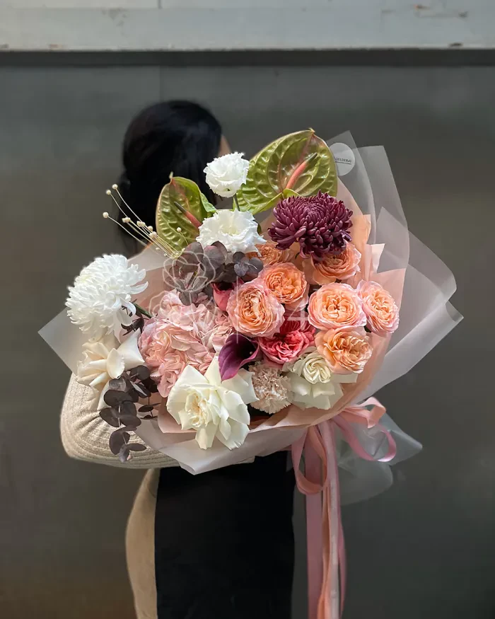 Заказать Букет "Алета" из роз, пионовидных роз и гортензий в Алматы