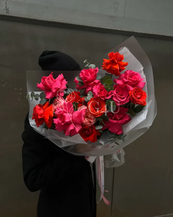 Заказать Букет "Лайма" из роз и пионовидных роз с эвкалиптом в Алматы