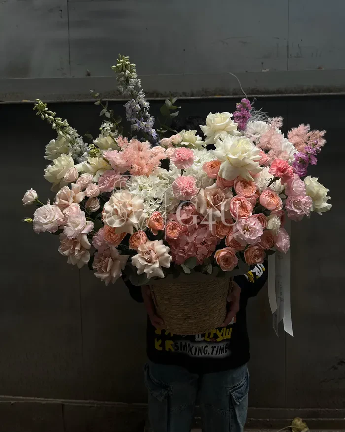 Заказать Композиция в кашпо "Эва" из роз, гортензий и хризантем в Алматы