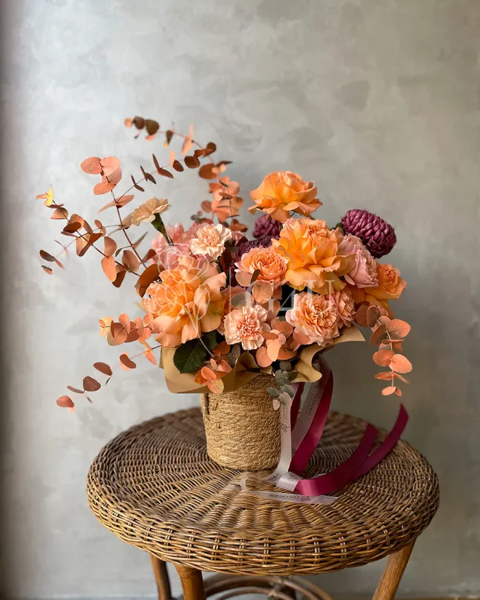 Заказать Композиция в кашпо "Лана" из роз, хризантем и гвоздик в Алматы