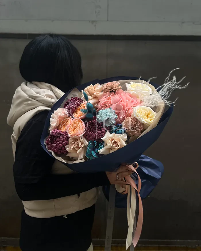 Заказать Букет "Сабрина" из роз, хризантем и гвоздик в Алматы