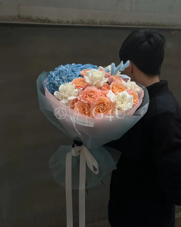 Заказать Букет "Амелия" из роз, спрей роз и гортензий в Алматы