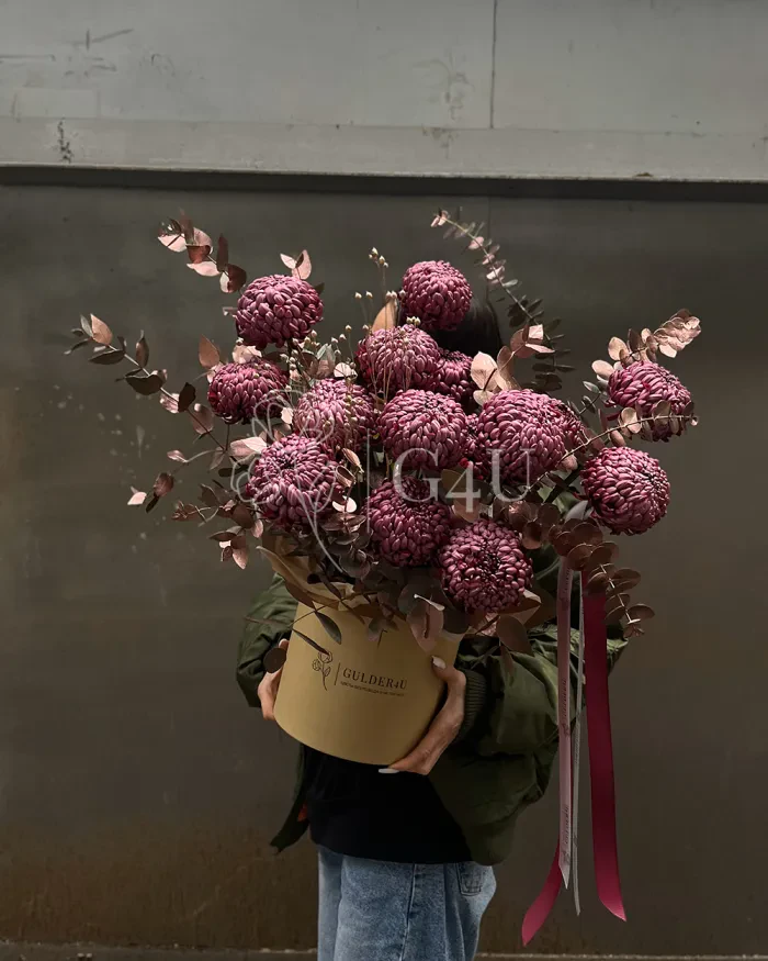 Заказать Букет "Изабелла" из 15 хризантем с эвкалиптом в Алматы