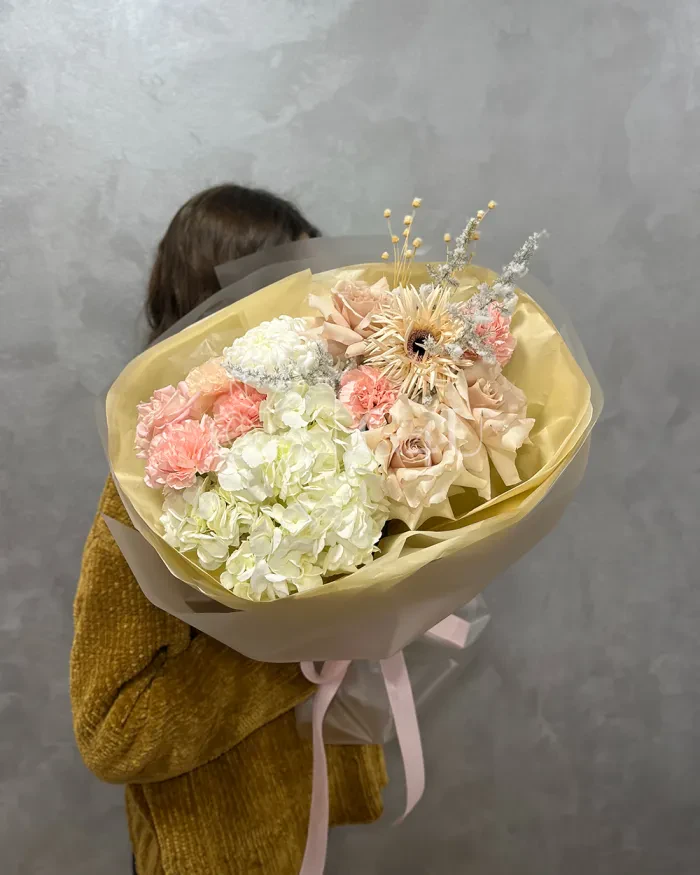 Заказать Букет "Женева" из роз, гортензий и гербер в Алматы