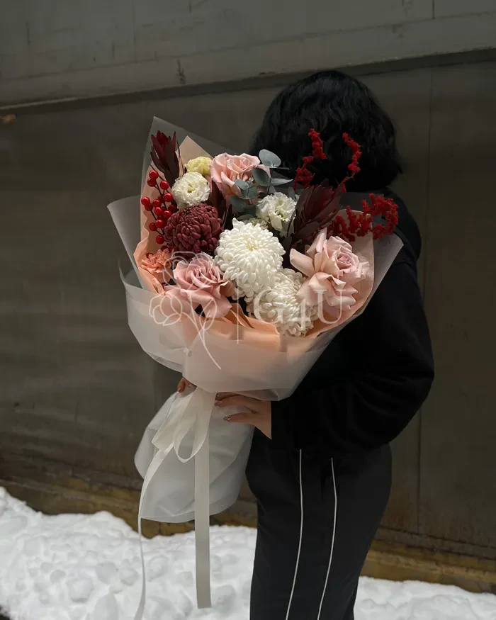Заказать Букет "Анжелика" из роз, хризантем и лизиантусов в Алматы