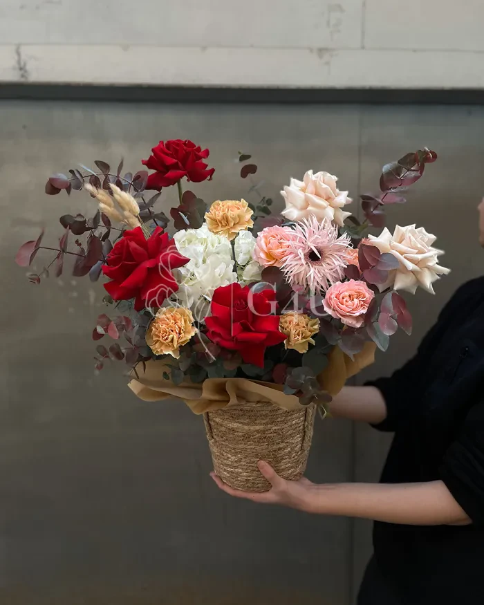 Заказать Композиция в кашпо "Очарование" из роз, гортензии и гвоздик в Алматы