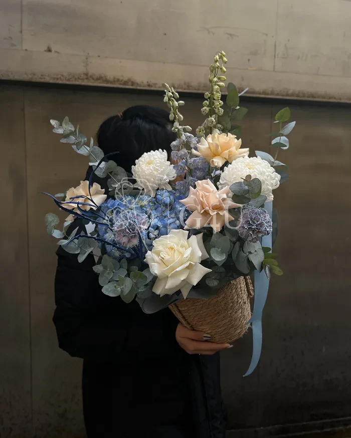 Заказать Композиция в кашпо "Весеннее настроение" из роз, гортензий и хризантем в Алматы