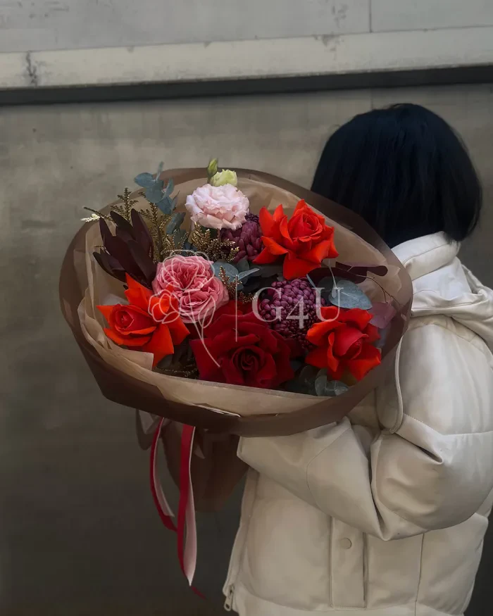 Заказать Букет "Цветочная симфония" из роз, пионовидных роз и хризантем в Алматы