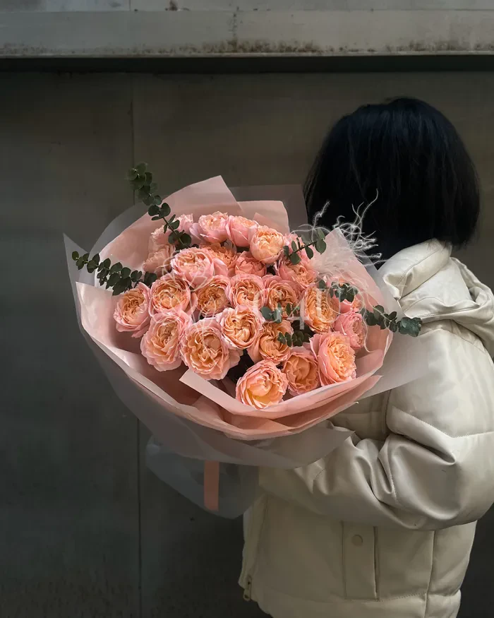 Заказать Моно букет "Бархатный вечер" из спрей роз в Алматы