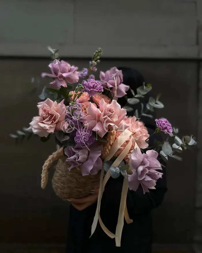 Заказать Букет в кашпо "Закат" из роз, гортензий и гвоздик в Алматы