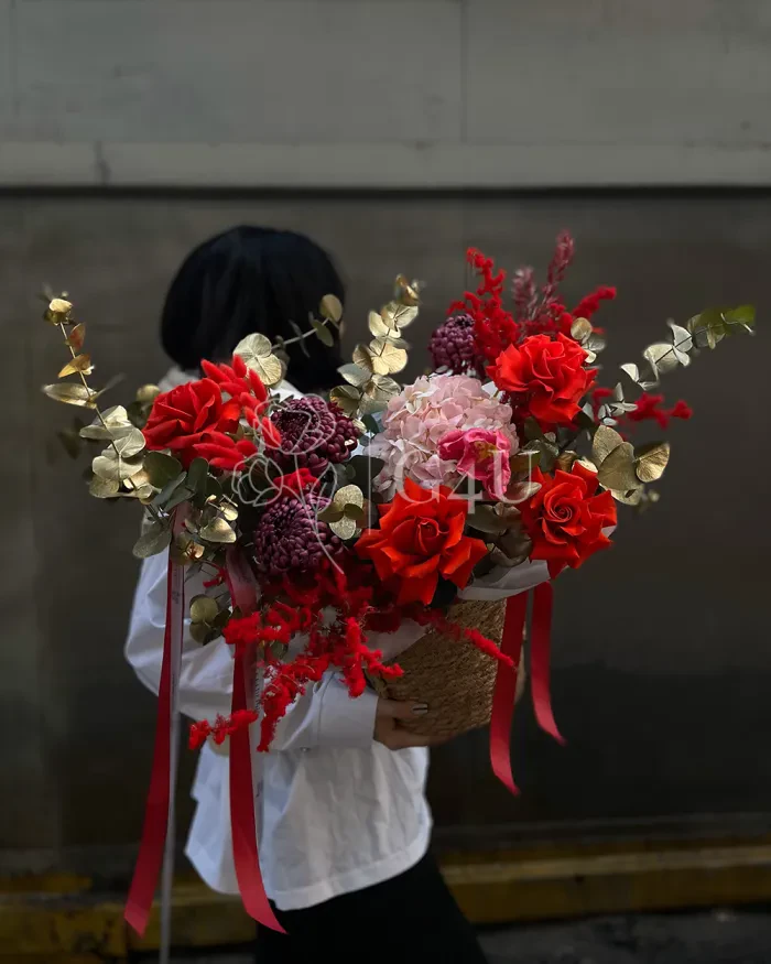 Заказать Букет в кашпо "Любовь" из роз, хризантем и гортензии в Алматы