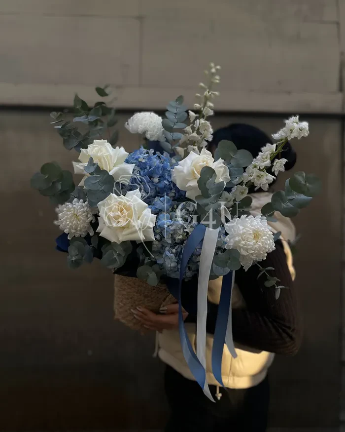 Заказать Букет в кашпо "Вечность" из роз, гортензий и хризантем в Алматы