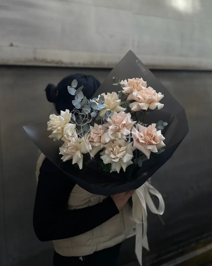 Заказать Букет "Angèle" из роз с эвкалиптом в Алматы