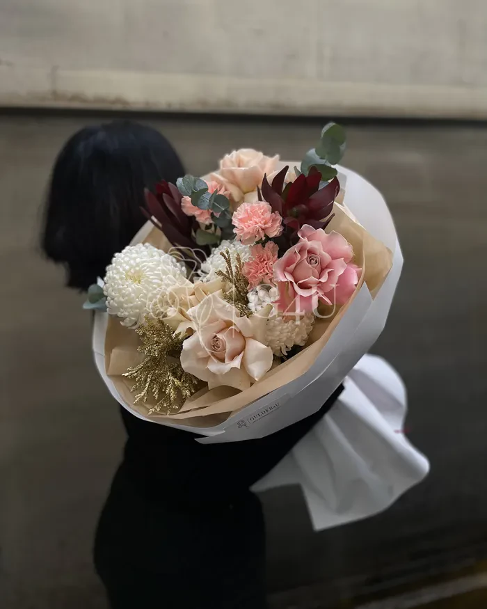 Заказать Букет "Нора" из роз, хризантем и гвоздик в Алматы