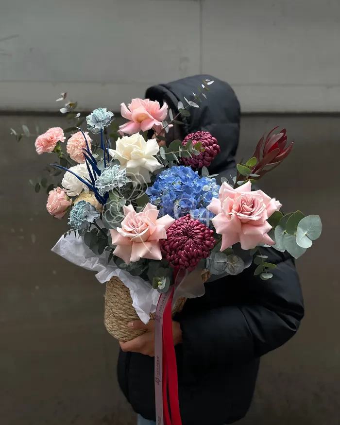 Заказать Композиция в кашпо "Charlotte" из роз, гортензий и хризантем в Алматы