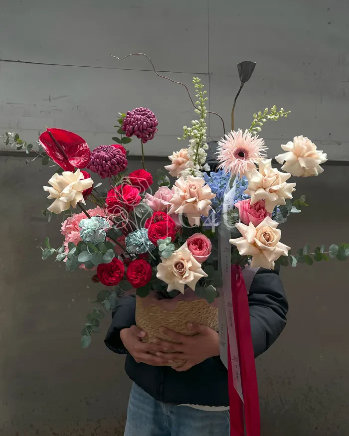 Заказать Композиция в кашпо "Georgiana" из роз, пионовидных роз и гортензий в Алматы