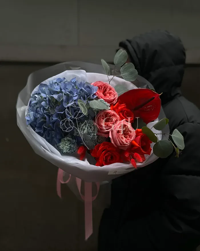 Заказать Букет "Alison" из роз, пионовидных роз и гортензии в Алматы