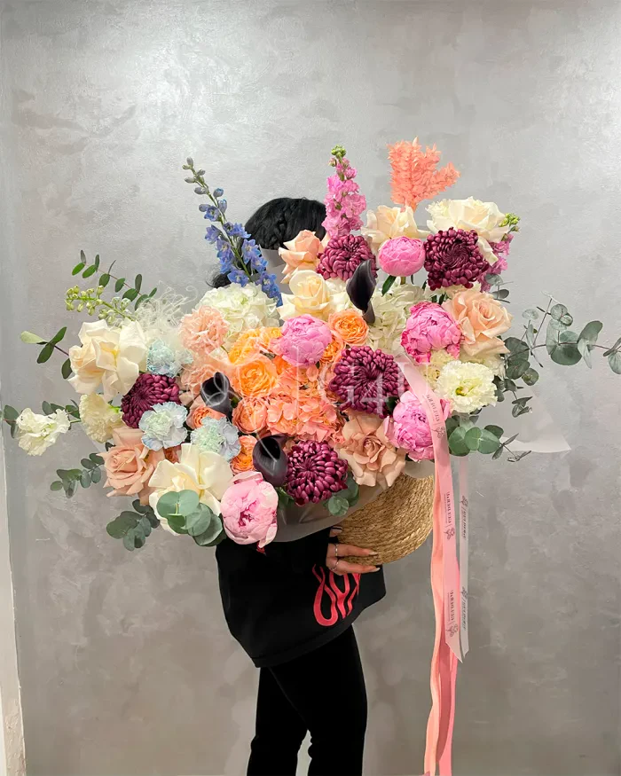 Заказать Композиция в кашпо "Джорджиана" из роз, пионов и хризантем в Алматы