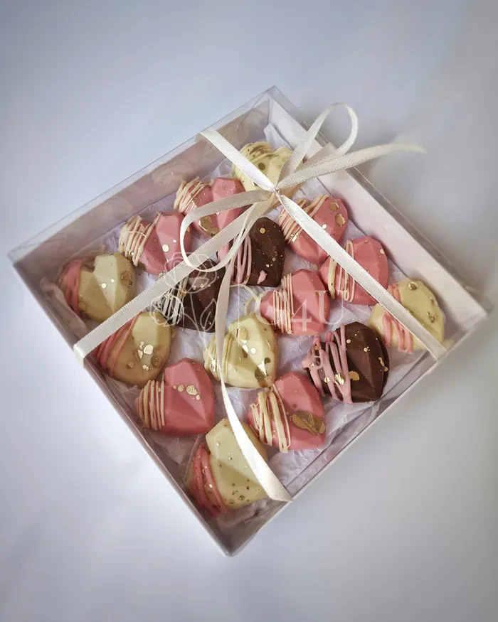 Заказать Набор из 16 шоколадных конфет в форме сердца в Алматы