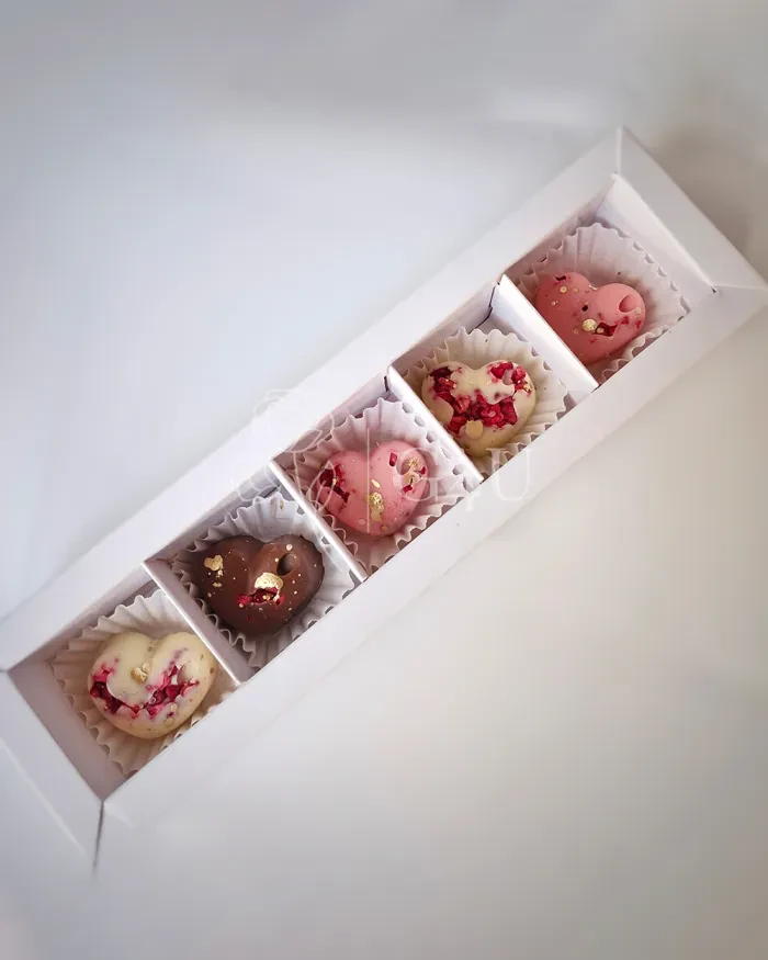 Заказать Набор из 5 шоколадных конфет в форме сердца в Алматы