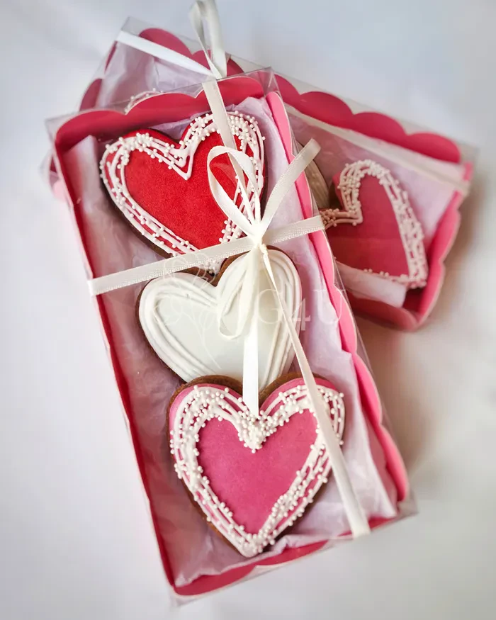 Заказать Набор из трех имбирных пряников в форме сердца в Алматы