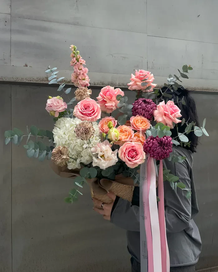 Заказать Композиция в кашпо "Judi" из роз, хризантем и гортензии в Алматы