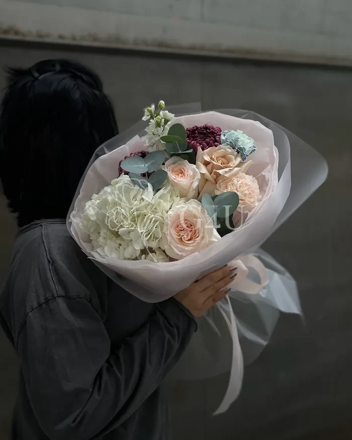 Заказать Букет "Josephine" из роз, пионовидных роз и гортензии в Алматы