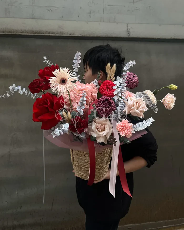 Заказать Композиция в кашпо "Susan" из роз, гвоздик и хризантем в Алматы