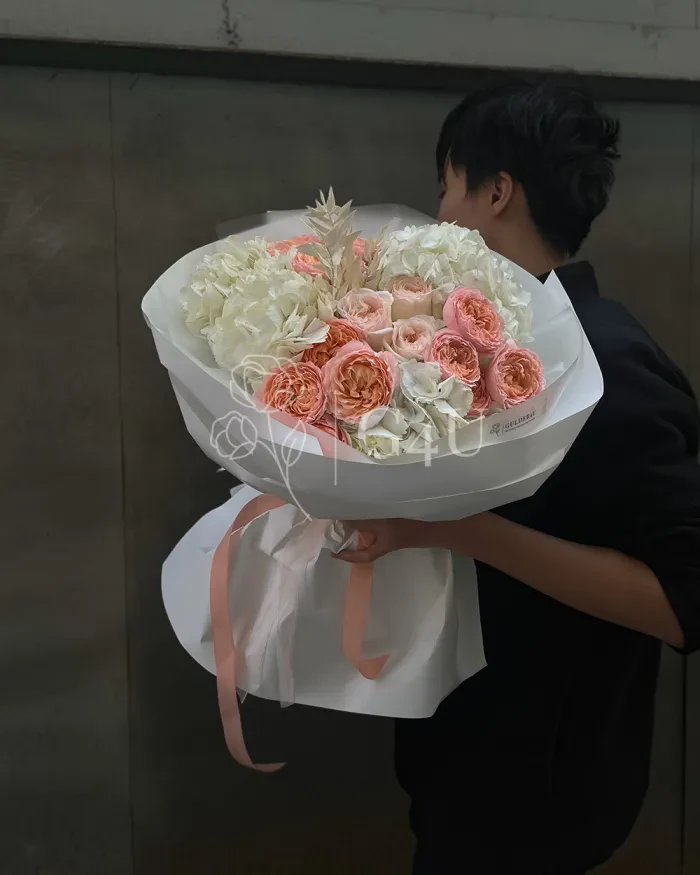 Заказать Букет "Sarine" из пионовидных роз, спрей роз и гортензии в Алматы