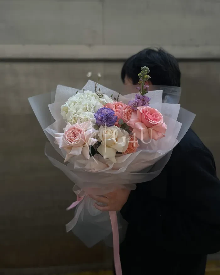 Заказать Букет "Manila" из роз, пионовидных роз и гортензии в Алматы