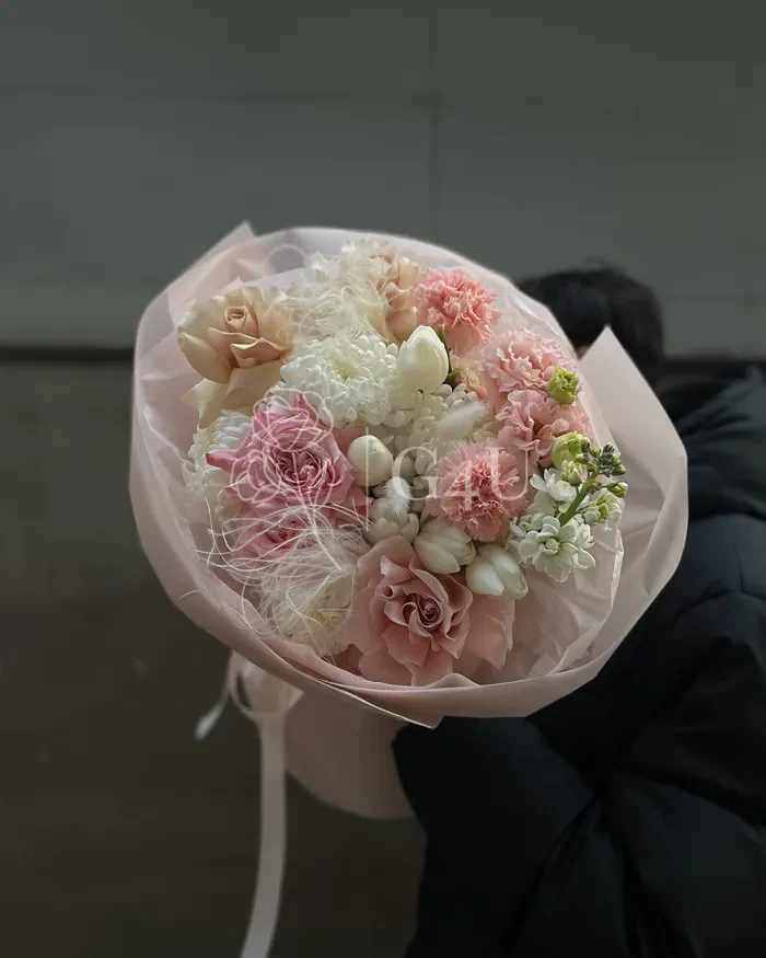 Заказать Букет "Genevieve" из роз, пионовидных роз и хризантем в Алматы