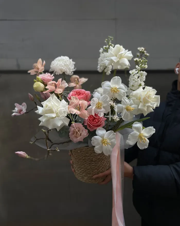 Заказать Композиция в кашпо "Vivien" из роз, пионовидных роз и тюльпанов в Алматы