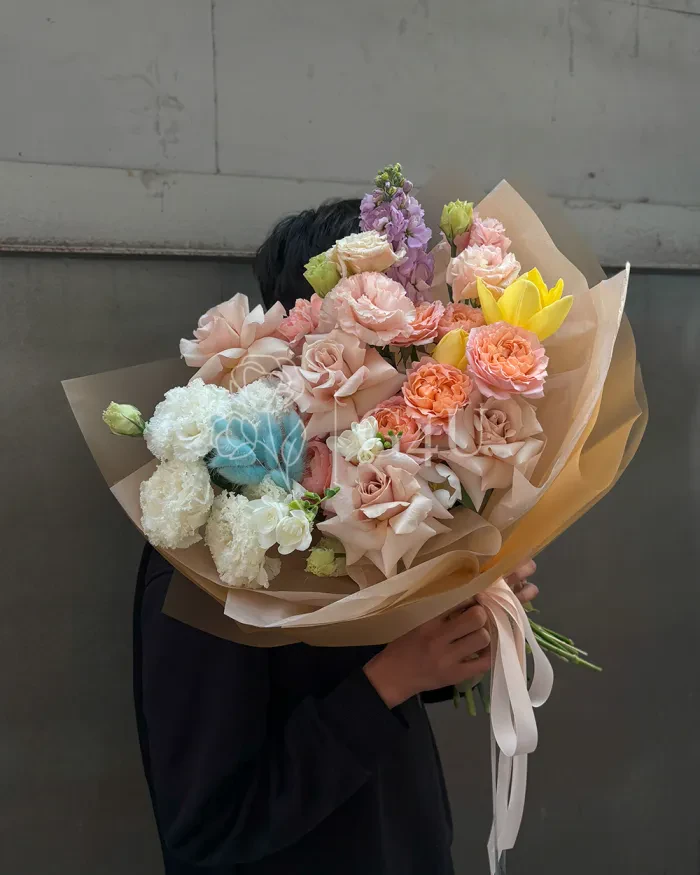 Заказать Букет "Penélope" из роз, спрей роз и лизиантусов в Алматы