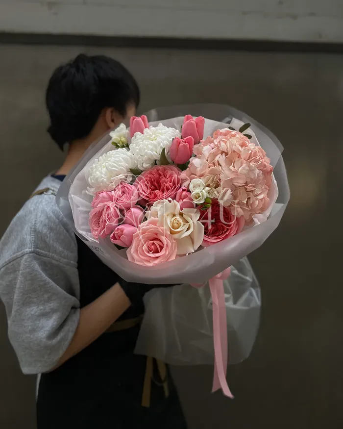 Заказать Букет "Cassandra" из тюльпанов, роз и гортензии в Алматы