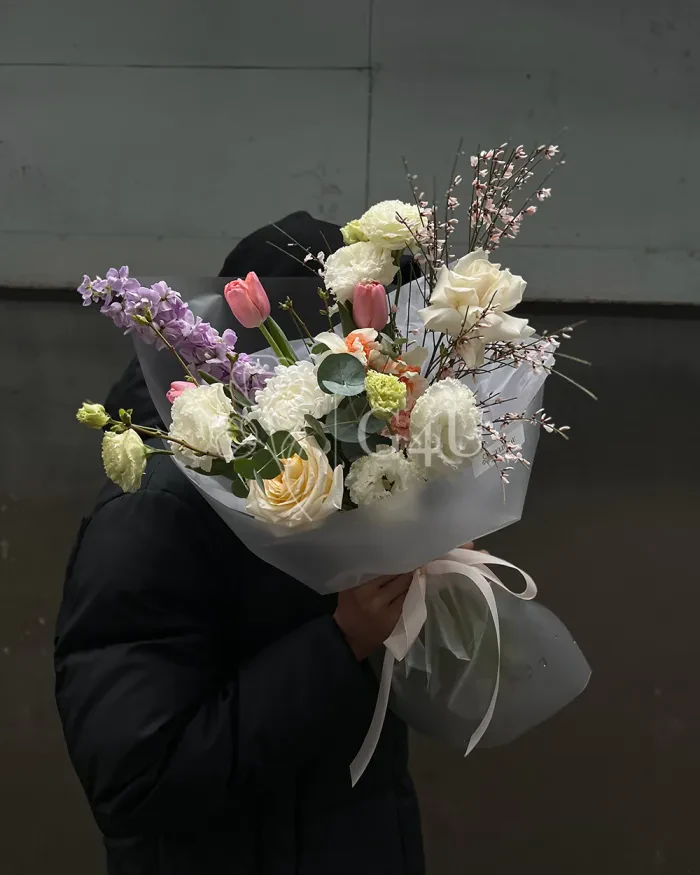 Заказать Букет "Elara" из тюльпанов и лизиантусов в Алматы