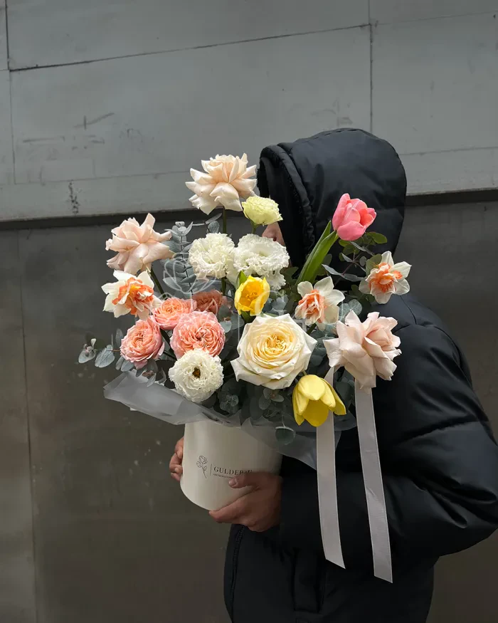 Заказать Букет в коробке "Lavinia" из роз, спрей роз и тюльпанов в Алматы