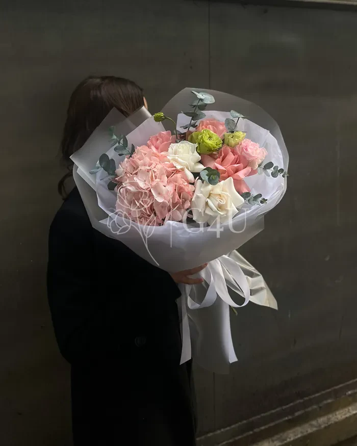 Заказать Букет "Aurelia" из роз, гортензии и эвкалипта в Алматы