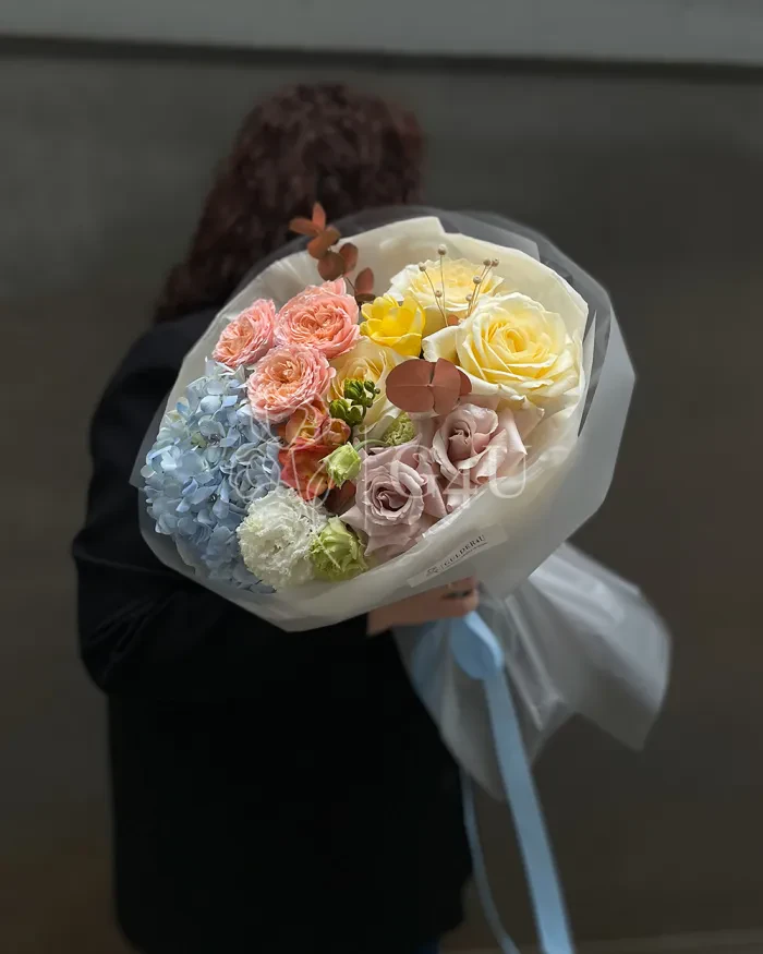 Заказать Букет "Azura" из роз, спрей роз и гортензии в Алматы