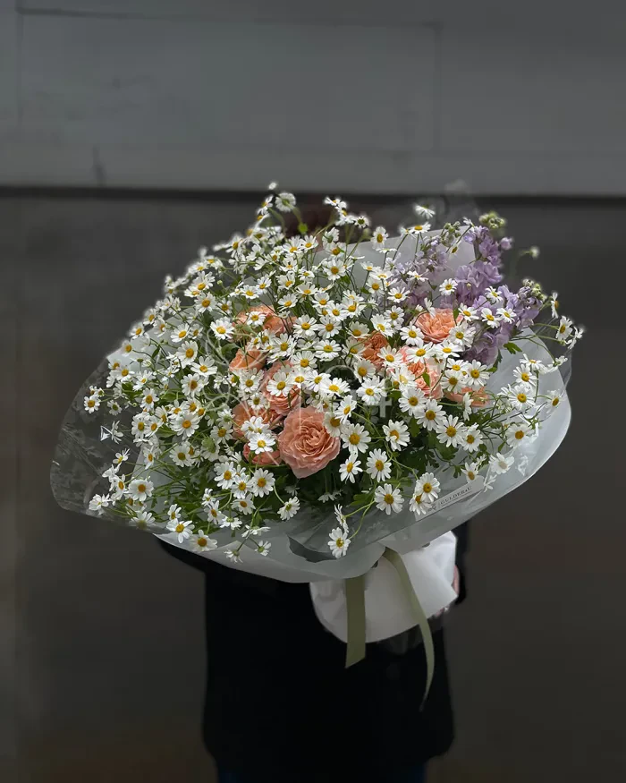 Заказать Букет "Thalassa" из спрей роз и ромашек в Алматы