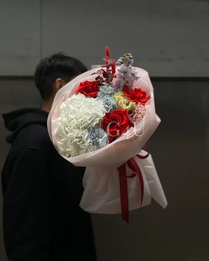 Заказать Букет "Vespera" из роз, гвоздик и гортензии в Алматы