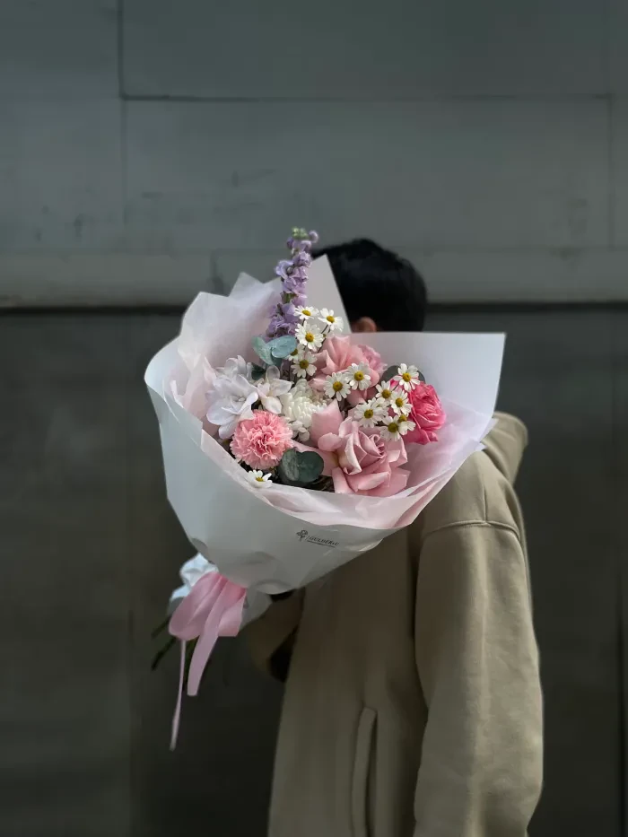 Заказать Букет "Вдохновение весны" из роз, хризантем и ромашек в Алматы